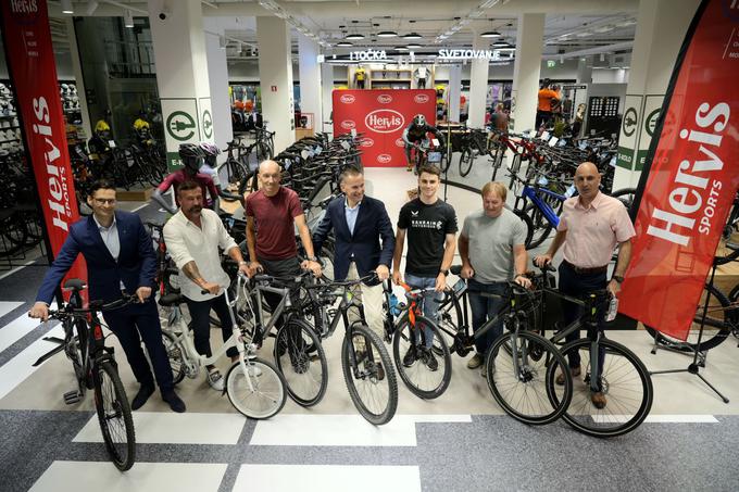 Ambasadorji so preizkusili kolesa v novem kolesarskem centru Hervis. | Foto: ANDRAŽ BLAZNIK