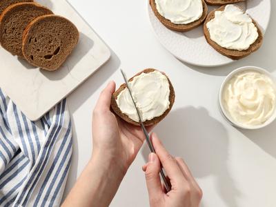 Odpoklic sirnega namaza z lososom znamke Land