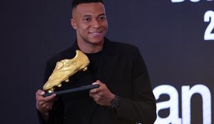 Zlata kopačka v rokah Kyliana Mbappeja