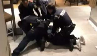 Policistom očitajo rasno motivirano nasilje. Policija: Ta namigovanja ostro zavračamo.
