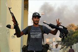V Libiji se nadaljujejo spopadi; oglasil se je Gadafi