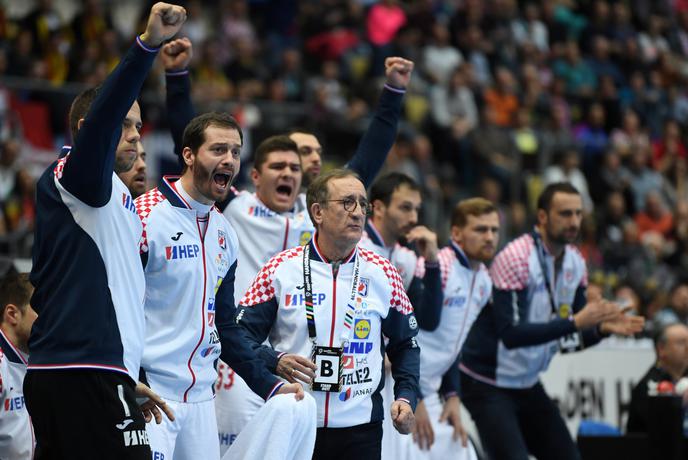 Hrvaška po zmagi nad Španijo v drugi del s polnim izkupičkom