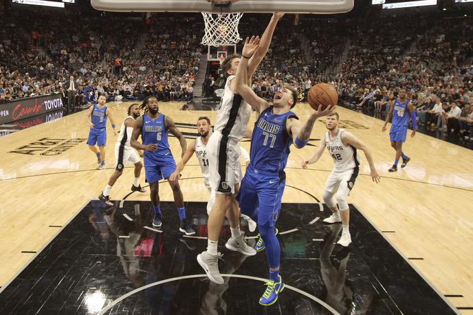 Luka Dončić | Luka Dončić v boju s Špancem, ki ga je pred časom pohvalil, Paujem Gasolom. | Foto Reuters