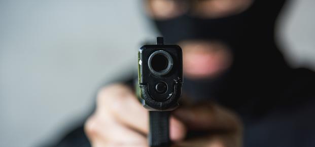 Oborožen rop v Mariboru: več zamaskiranih moških pobegnilo z avtomobilom