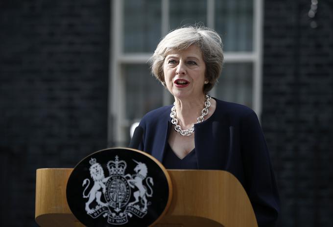 Predsednica vlade Theresa May se zdaj pred javnostjo zazagovarja, da si ne prizadeva za t. i. trdi brexit. | Foto: Reuters