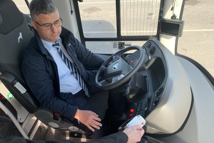 avtobus, brezstično plačevanje | Testiranje na relaciji Brnik Airport Ljubljana–glavna avtobusna postaja Ljubljana bo potekalo predvidoma kakšen mesec, če bo vse potekalo po načrtih, pa bi se nato lahko začelo tako obliko plačevanja širiti še na druge relacije, prevoznike in železniški promet. | Foto STA