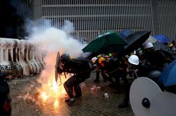 Hongkong: protestniki prebili barikade, policisti uporabili solzivec in vodni top #foto #video