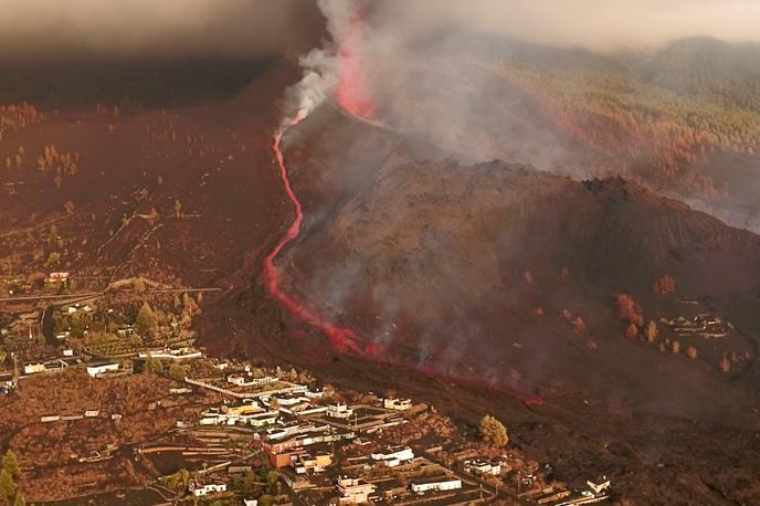 La Palma vulkan | Moškega so sorodniki pogrešali od petka, danes pa so ga našli. Domnevno naj bi poskušal očistiti vulkanski prah s strehe, a se mu je ta udrla. Ob padcu se je tako močno poškodoval, da je umrl. | Foto Reuters