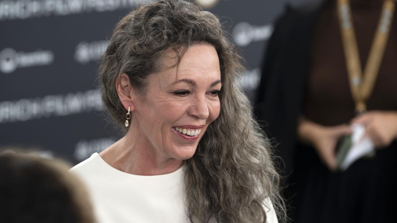 Bi jo prepoznali? Olivia Colman kratko pričesko zamenjala za dolge, sive lase.