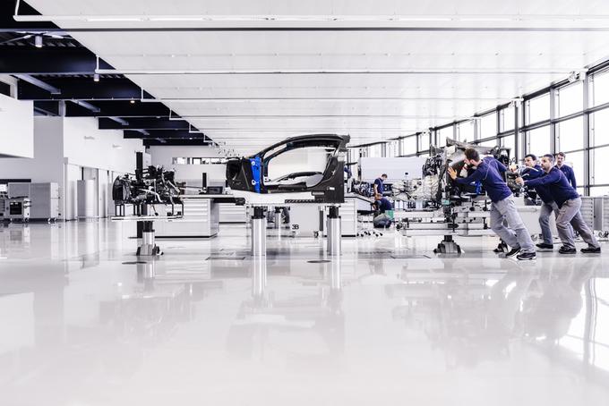 Proizvodna hala se imenuje Atelier in je velika več kot tisoč kvadratnih metrov. Ponaša se z ovalno obliko, ki simbolizira Bugattijev ovalni logotip.  | Foto: Bugatti