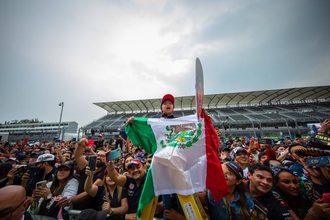 Že v četrtek je Pereza na dirkališču pozdravila množica navijačev. | Foto: AP / Guliverimage