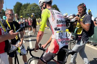 Ranjeni Francoz stisnil zobe in kljub bolečinam nadaljuje Dirko po Franciji #video
