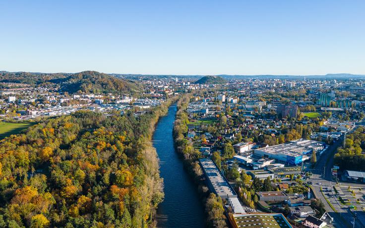 Tostran Karpatov je Mura verjetno edina daljša reka, katere ime je slovanskega izvora in ne predslovanskega. Njeno praslovansko ime je bilo Maurā (Mawrā), kar pomeni temna reka. Slovanskega izvora je tudi pritok Murica, ki ima nemško ime Mürz. Na fotografiji: avstrijsko mesto Gradec, ki leži ob reki Muri. | Foto: Guliverimage