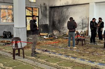 Eksplozija v mošeji v Siriji terjala smrtne žrtve #video #foto
