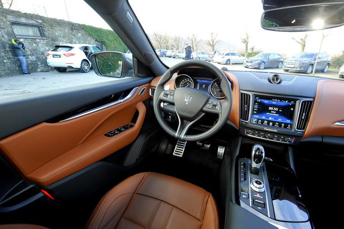 Glede prostora v kabini denimo ne doseže Audijevega velikana Q7, po voznem udobju pa sta si precej blizu. Je pa v primerjavi z njim, glede na serijsko opremo cenovno zelo konkurenčen, po imidžu pa za seboj roko na srce pusti vse tri svoje v Evropi in Sloveniji uveljavljene konkurente premium nemškega trojčka Audi, BMW in Mercedes. Če se poslovnež pripelje z maseratijem … | Foto: Jure Gregorčič
