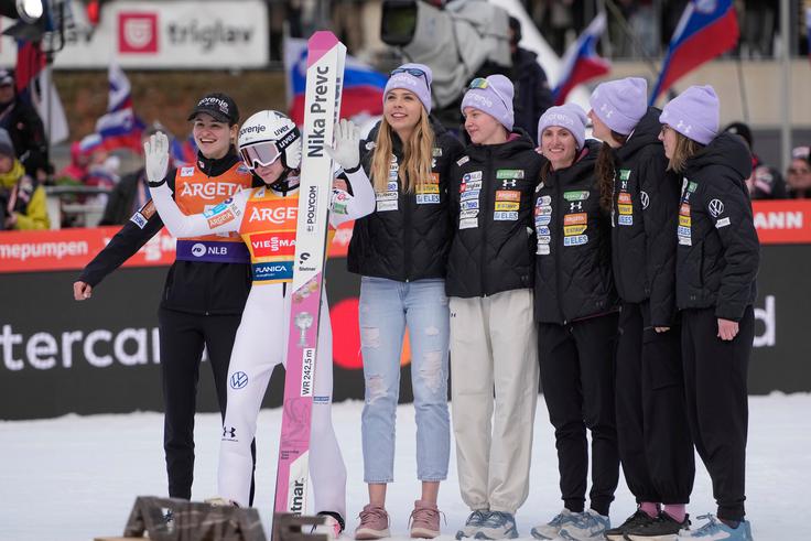 Smučarske skakalke na čelu s kraljico Niko Prevc bodo morale v novi sezoni skakati s takšnim krojem dresov, kot ga imajo skakalci. | Foto: Guliverimage