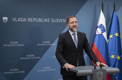 Proračunski primanjkljaj v 11 mesecih tik pod milijardo evrov