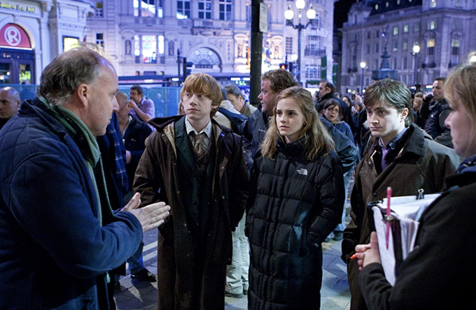 Daniel Radcliffe, Emma Watson in Rupert Grint prejemajo navodila režiserja pri snemanju zadnjih dveh delov. | Foto: IMDb