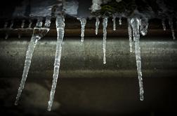 Sneženje naj bi oslabelo, še vedno mogoče težave v prometu