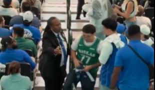 Navijači v dresih Luke Dončića zaradi napisa na plakatu izgnani iz dvorane