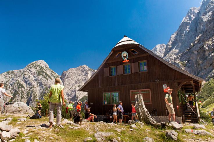Češka koča je ena najbolj markantnih in s 117 leti ena najstarejših koč v slovenskem visokogorju. | Foto: Klemen Korenjak