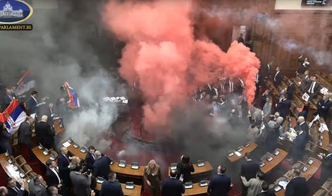 Srbski parlament: pretep, dim, leteča jajca