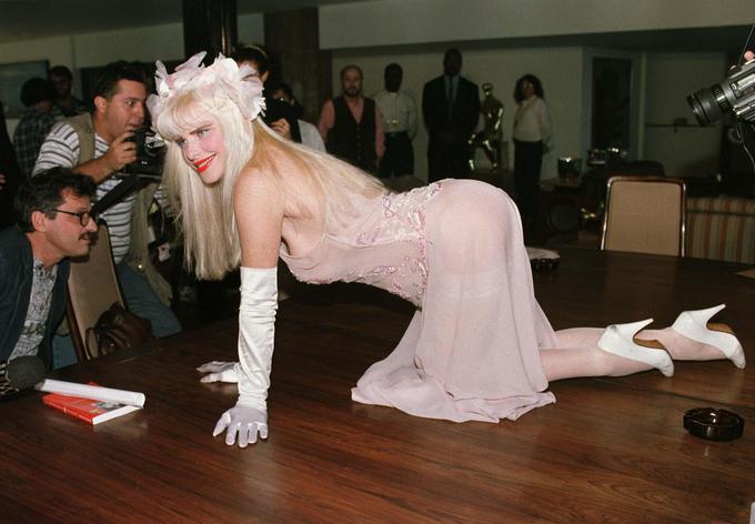 Cicciolina, nekdanja pornozvezda, ki so jo leta 1987 izvolili tudi v italijanski državni parlament. | Foto: Reuters