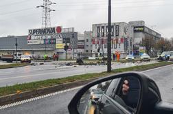 Hujše trčenje vozil na Celovški: eno vozilo odbilo v pešca, ki je hudo poškodovan