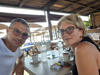 Žena o drami na Ryanairovem letu: "Njegova rama in glava sta bili zunaj letala"