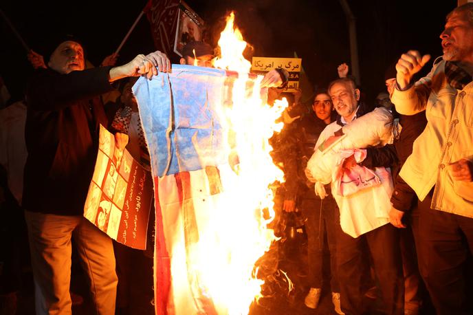 Protest v podporo Palestini | Večinoma so se udeleženci shodov po navedbah agencije Reuters zbrali pred ameriškimi veleposlaništvi in konzulati, mahali s palestinskimi zastavami ter pozivali k takojšnjemu premirju v Gazi in bojkotu Izraela. | Foto Reuters