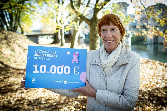 Pink Ribbon 2020 | Podpredsednica Združenja Europa Donna Slovenija Radka Tomšič Demšar prejema donacijo letošnje dobrodelne akcije Pink Ribbon | Foto Telekom Slovenije