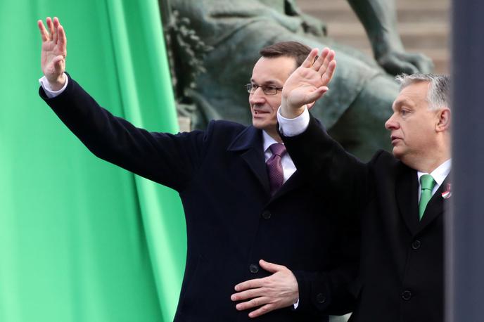 Viktor Orban in Mateusz Morawiecki | "Potrjujem besede premierja Orbana, da so se poti Poljske in Madžarske razšle," je dejal Morawiecki. A je zatrdil, da Poljska ne igra nobene vloge v vojni v Ukrajini. "V vojni se borijo Ukrajinci," je podčrtal. | Foto Reuters