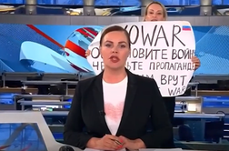 Ruska novinarka, ki se je s protivojnim napisom pojavila na ruski TV, je napisala knjigo