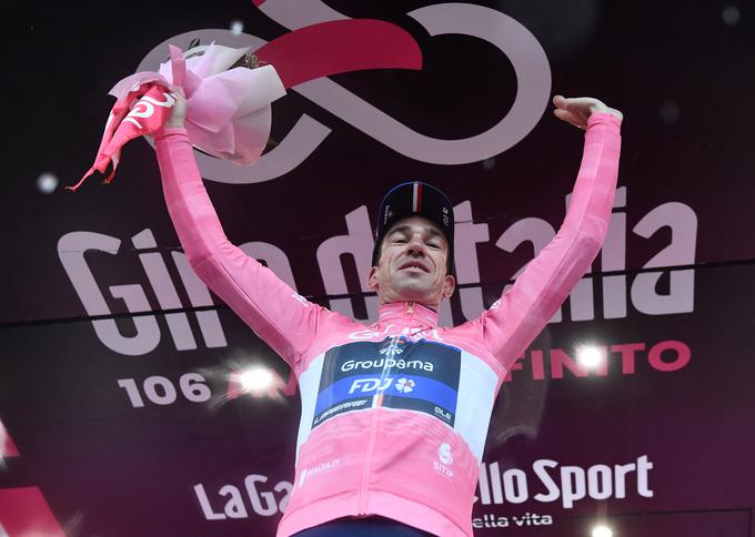 Veliko veselje Bruna Armiraila, ki ni pričakoval, da bo oblekel rožnato majico. | Foto: Reuters