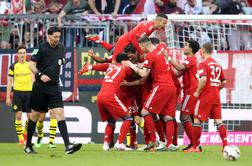 Bayern ponižal Borussio in skočil na vrh, Hoffenheim vse bližje Evrope