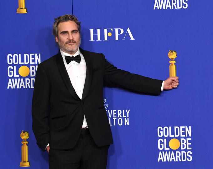 Joaquin Phoenix je za upodobitev Jokerja dobil zlati globus za najboljšo glavno moško vlogo v drami. | Foto: Getty Images