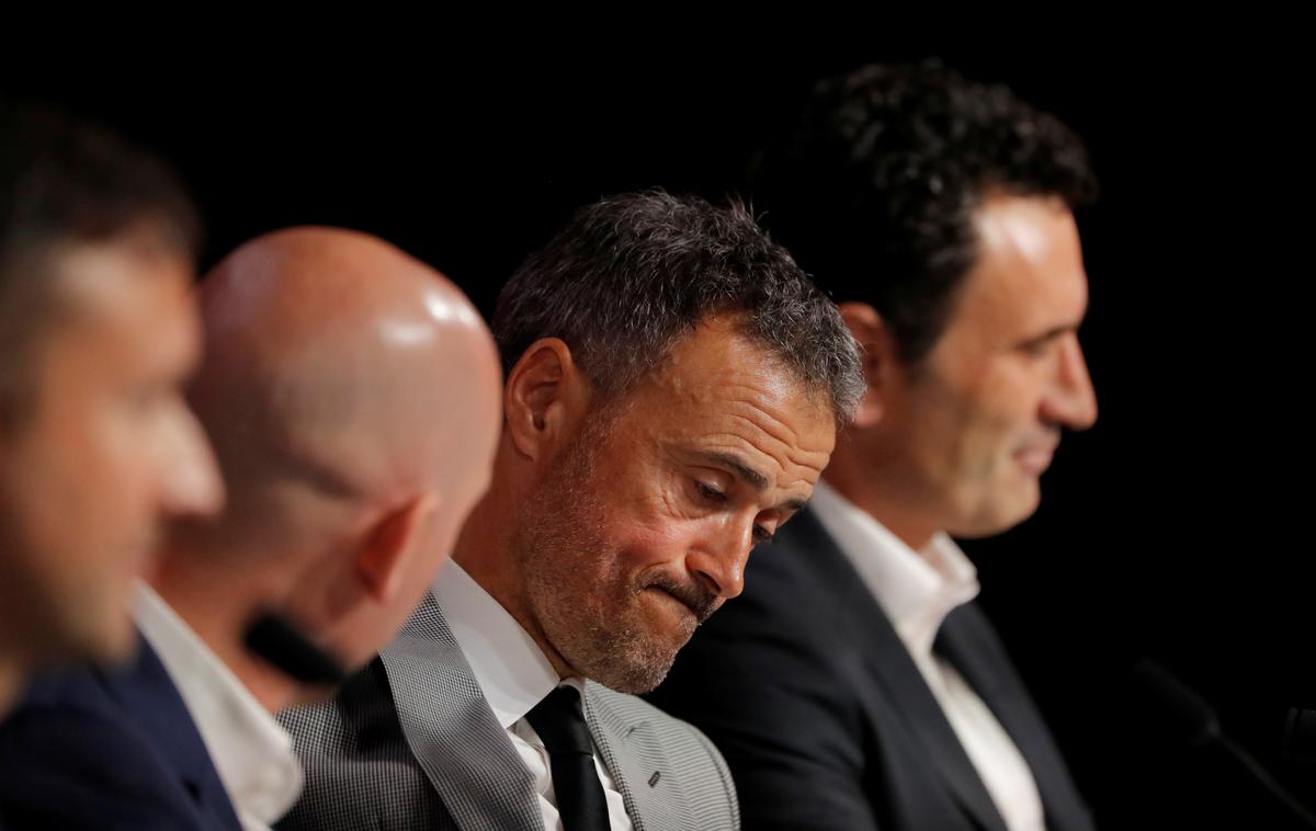 Luis Enrique | Luis Enriqe v družbi ljudi iz španske nogometne zveze na današnji novinarski konferenci. | Foto Reuters