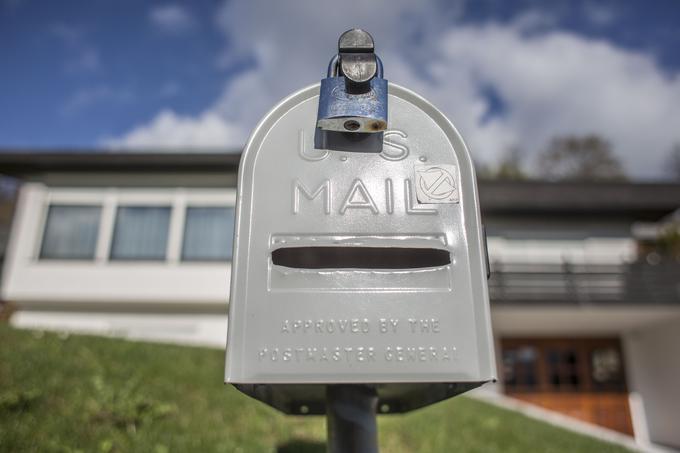 Pred hišo je poštni nabiralnik, kot jih pogosto uporabljajo v ZDA. | Foto: Matej Leskovšek