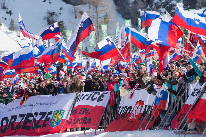 V teh dneh v dolini pod Poncami prevladujejo slovenske in poljske zastave. | Foto: Urban Urbanc/Sportida