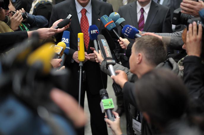 Mikrofon, mikrofoni, novinar, novinarji, mediji | Društvo novinarjev Slovenije (DNS) ostro protestira proti napovedani spremembi načina komuniciranja vlade z mediji. | Foto Matej Leskovšek
