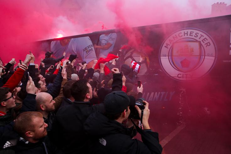 Nekaj neodgovornih navijačev Liverpoola se je zneslo nad avtobusom Cityja. | Foto: Guliverimage/Getty Images