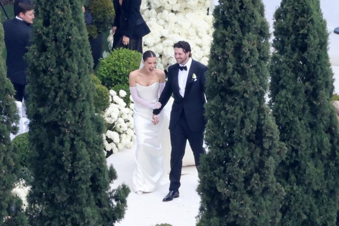 Hailee Steinfeld in Josh Allen, poroka | Nevesta je nosila preprosto belo obleko brez naramnic, medtem ko se je ženin odločil za klasičen črn smoking. | Foto Profimedia