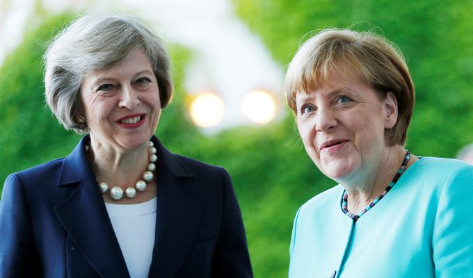 Britanska premierka Theresa May in nemška kanclerka Angela Merkel: ali bo nasmeh na njunih obrazih ostal, tudi ko bodo stekla pogajanja o odhodu Združenega kraljestva Velike Britanije in Severne Irske iz Evropske unije? | Foto: 