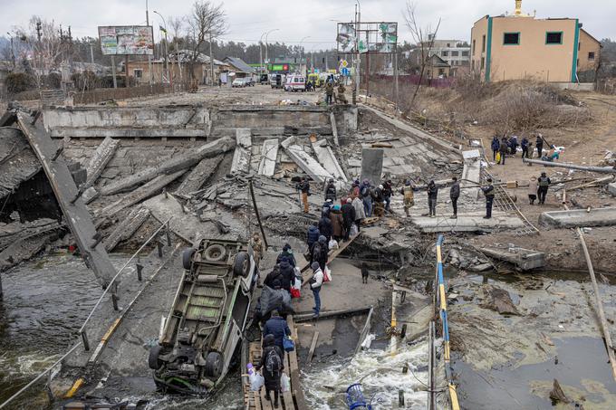 Ljudje zapuščajo ukrajinsko mesto Irpin.  | Foto: Reuters