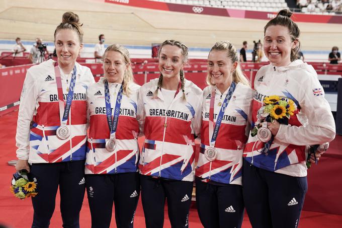 Z ekipo Velike Britanije je Barkerjeva (v sredini) v Tokiu osvojila naslov olimpijskih podprvakinj. | Foto: Guliverimage/Vladimir Fedorenko