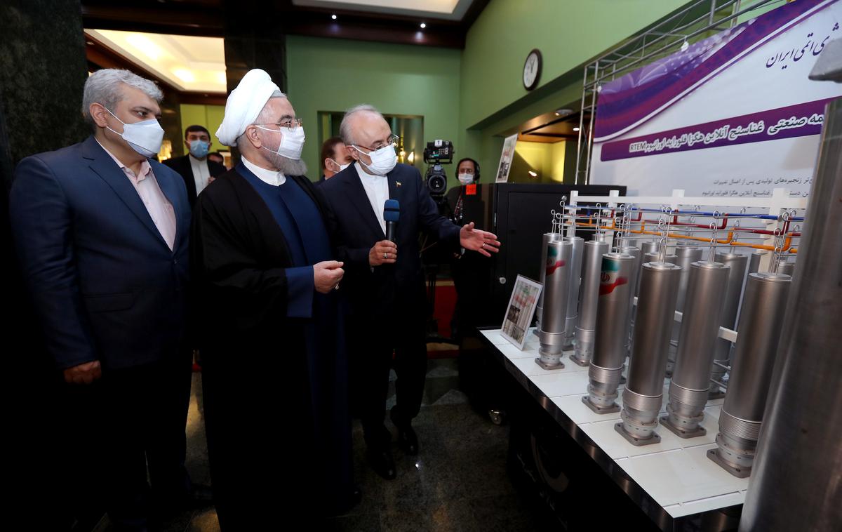 iran | Iranski predsednik Hassan Rouhani med pregledom jedrskih zmogljivosti islamske države aprila letos. | Foto Reuters