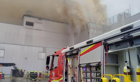Ogromne razsežnosti požara v ljubljanskem BTC, intervencija še poteka #foto