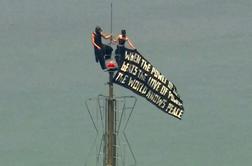 Drzen par splezal na Empire State Building: izobesila sta transparent in se zaročila #video