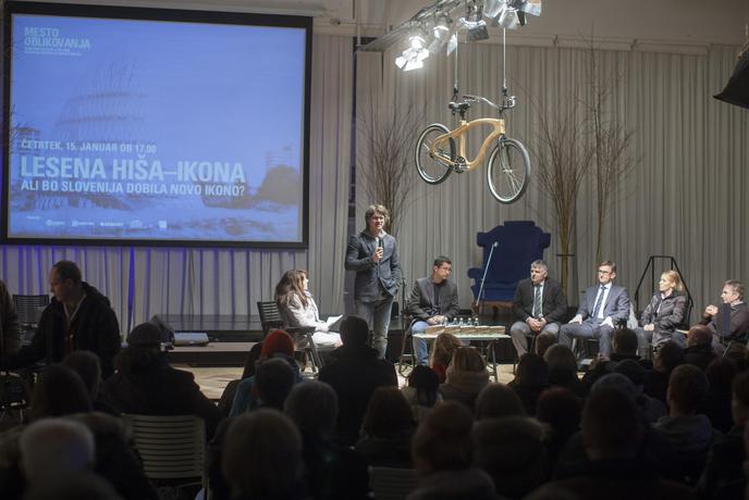 Slovenske ikone med lesenimi hišami (foto)
