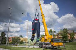 Logatec ima največje delovne hlače na svetu: visoke 17 metrov, težke 112 kilogramov